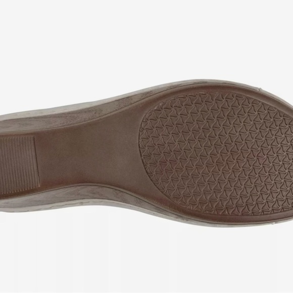 NWT GC Shoes
Women's Naples Flower Wedge Sandals - Picture 6 of 10